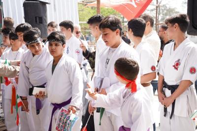 استقبال پر شور خانواده كاراته در مراسم تقدير از خانواده شهداي ورزشكار جنگ رمضان_ قطعه ۴۲ بهشت زهرا (س) 