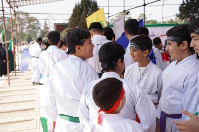 استقبال پر شور خانواده كاراته در مراسم تقدير از خانواده شهداي ورزشكار جنگ رمضان_ قطعه ۴۲ بهشت زهرا (س) 