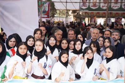 استقبال پر شور خانواده كاراته در مراسم تقدير از خانواده شهداي ورزشكار جنگ رمضان_ قطعه ۴۲ بهشت زهرا (س) 