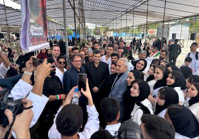 استقبال پر شور خانواده كاراته در مراسم تقدير از خانواده شهداي ورزشكار جنگ رمضان_ قطعه ۴۲ بهشت زهرا (س) 