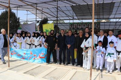 استقبال پر شور خانواده كاراته در مراسم تقدير از خانواده شهداي ورزشكار جنگ رمضان_ قطعه ۴۲ بهشت زهرا (س) 
