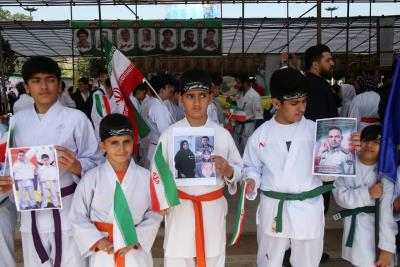 استقبال پر شور خانواده كاراته در مراسم تقدير از خانواده شهداي ورزشكار جنگ رمضان_ قطعه ۴۲ بهشت زهرا (س) 