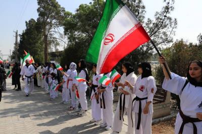 استقبال پر شور خانواده كاراته در مراسم تقدير از خانواده شهداي ورزشكار جنگ رمضان_ قطعه ۴۲ بهشت زهرا (س) 