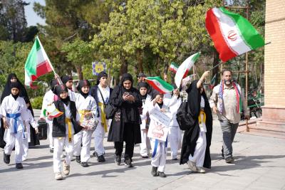 استقبال پر شور خانواده كاراته در مراسم تقدير از خانواده شهداي ورزشكار جنگ رمضان_ قطعه ۴۲ بهشت زهرا (س) 