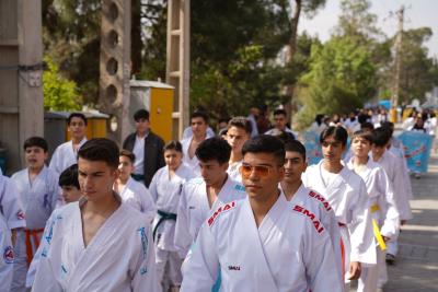 استقبال پر شور خانواده كاراته در مراسم تقدير از خانواده شهداي ورزشكار جنگ رمضان_ قطعه ۴۲ بهشت زهرا (س) 