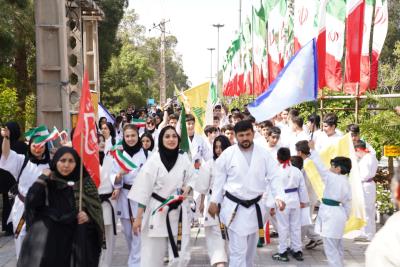 استقبال پر شور خانواده كاراته در مراسم تقدير از خانواده شهداي ورزشكار جنگ رمضان_ قطعه ۴۲ بهشت زهرا (س) 