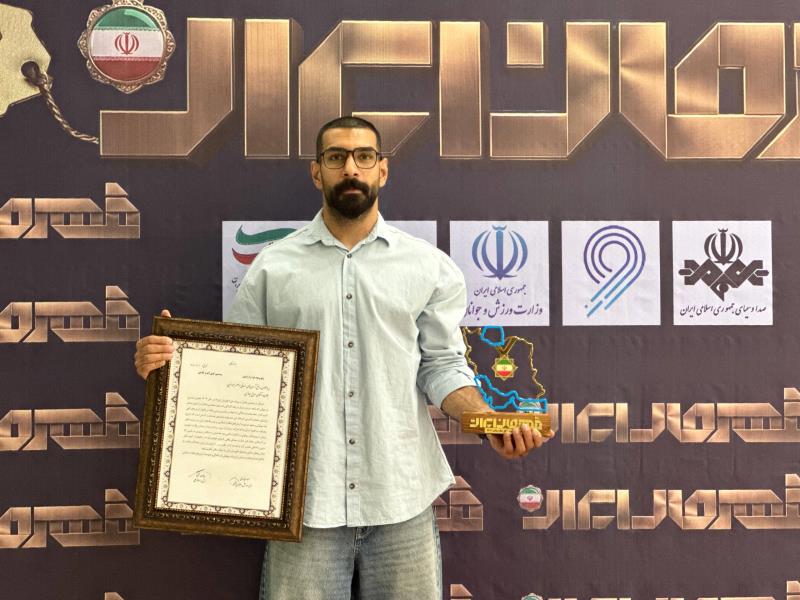 از صالح اباذري با اهداي «نشان جهان‌پهلوان تختي» در برنامه «قهرمان ايران» تقدير شد